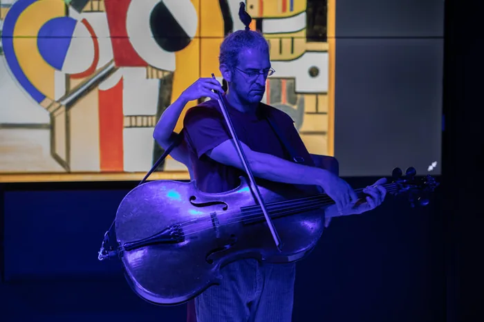 Geste des bras de la danseuse épousant les lignes du tableau