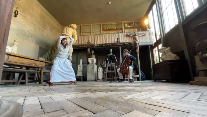 La danseuse dans l’atelier du sculpteur, au milieu des plâtres de Bourdelle