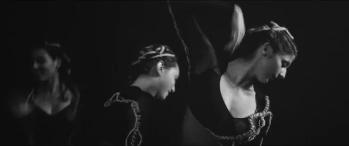 Les trois danseuses en noir et blanc, corps entremêlés, cordes cousues sur leurs costumes