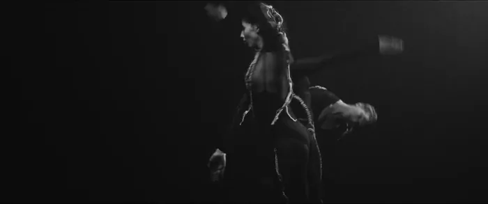 Deux danseuses en déséquilibre, l’une renversée contre l’autre