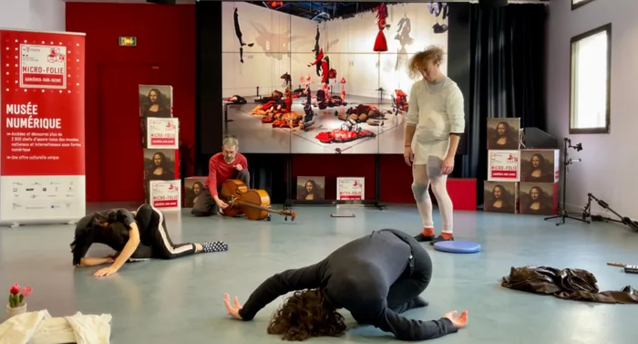 La troupe en pleine performance devant le public assis