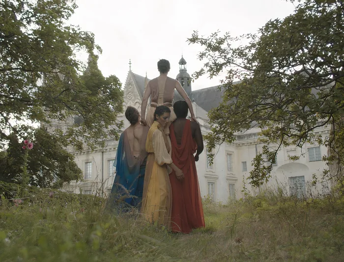 Les quatre danseurs de la compagnie, de dos, devant le musée des Beaux-Arts de Tours